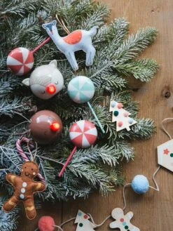 Les 4 Décorations Candy à Suspendre Rouge - Vertbaudet 11 Les 4 Décorations Candy à Suspendre Rouge - Vertbaudet -Périphériques Pour Enfants les 4 decorations candy a suspendre 3