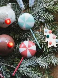 Les 4 Décorations Candy à Suspendre Rouge - Vertbaudet 12 Les 4 Décorations Candy à Suspendre Rouge - Vertbaudet -Périphériques Pour Enfants les 4 decorations candy a suspendre 4