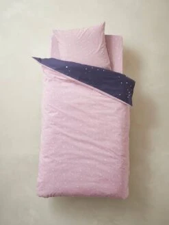 Parure Housse De Couette + Taie D'oreiller Avec Détails Phosphorescents MISS CONSTELLATION Marine / Parme - Vertbaudet 13 Parure Housse De Couette + Taie D'oreiller Avec Détails Phosphorescents MISS CONSTELLATION Marine / Parme - Vertbaudet -Périphériques Pour Enfants parure housse de couette taie doreiller avec details phosphorescents miss constellation 5